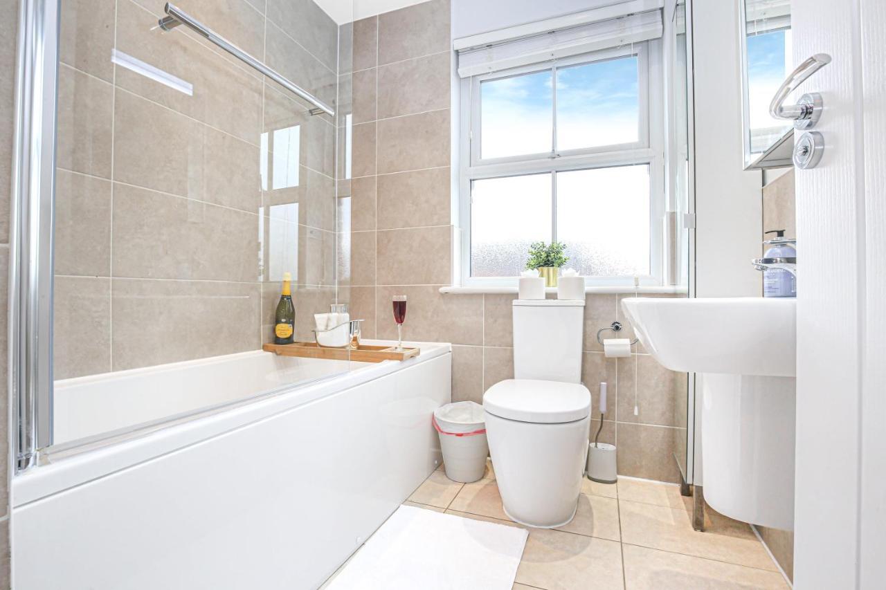 Luxury 4 Bedroom House - Close To M1 - Free Parking, Fast Wifi, Smarttv With Netflix By Yoko Property Милтон-Кейнс Экстерьер фото