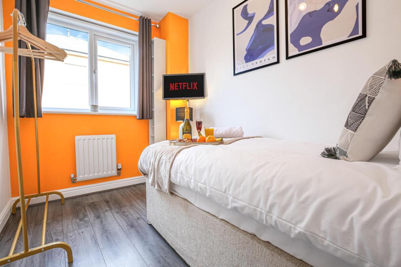Luxury 4 Bedroom House - Close To M1 - Free Parking, Fast Wifi, Smarttv With Netflix By Yoko Property Милтон-Кейнс Экстерьер фото